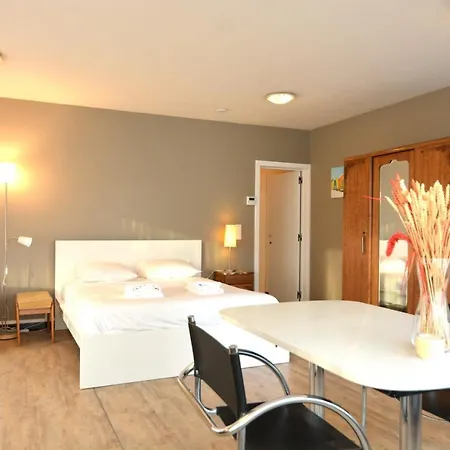 Walk To The דירה